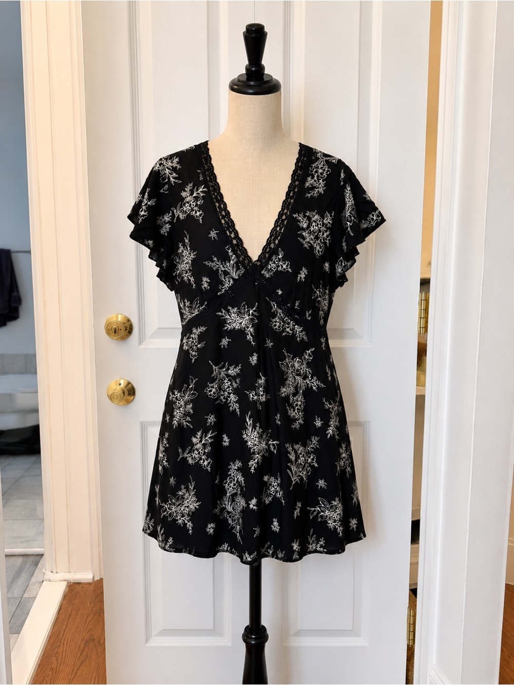 Old navy Black Floral V-Neck mini dress with lace trim size xl -NWT